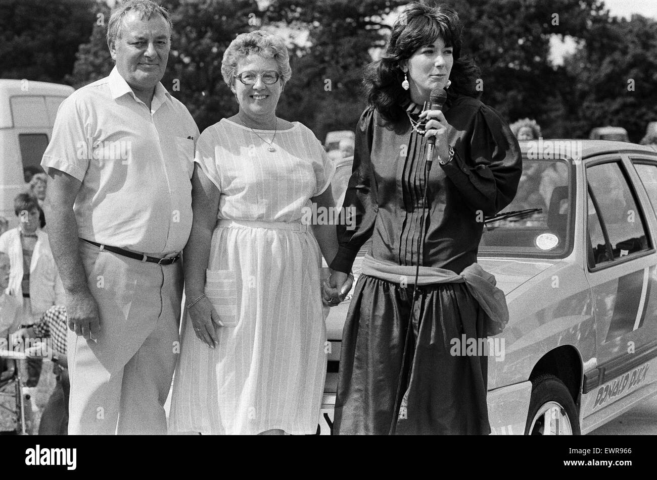 El espejo organizó un día de Disney para los niños a Lord y Lady Bath Longleat House, en Wiltshire. Un gran día de diversión en el que Ghislaine Maxwell entregó un cheque de £2000 por Save the Children Fund. 13 de septiembre de 1985. Foto de stock