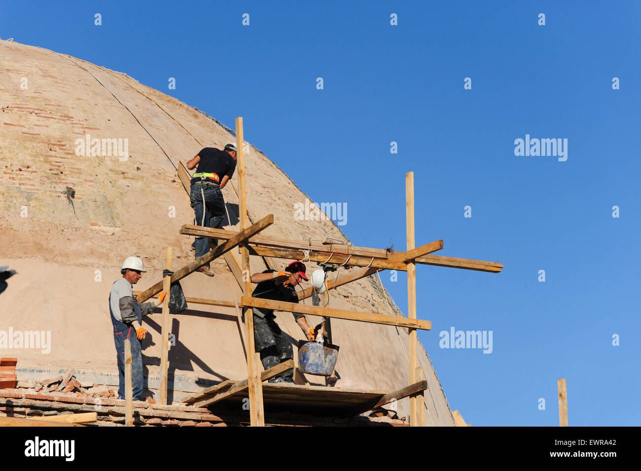 La cúpula de una mezquita en proceso de remodelación Foto de stock