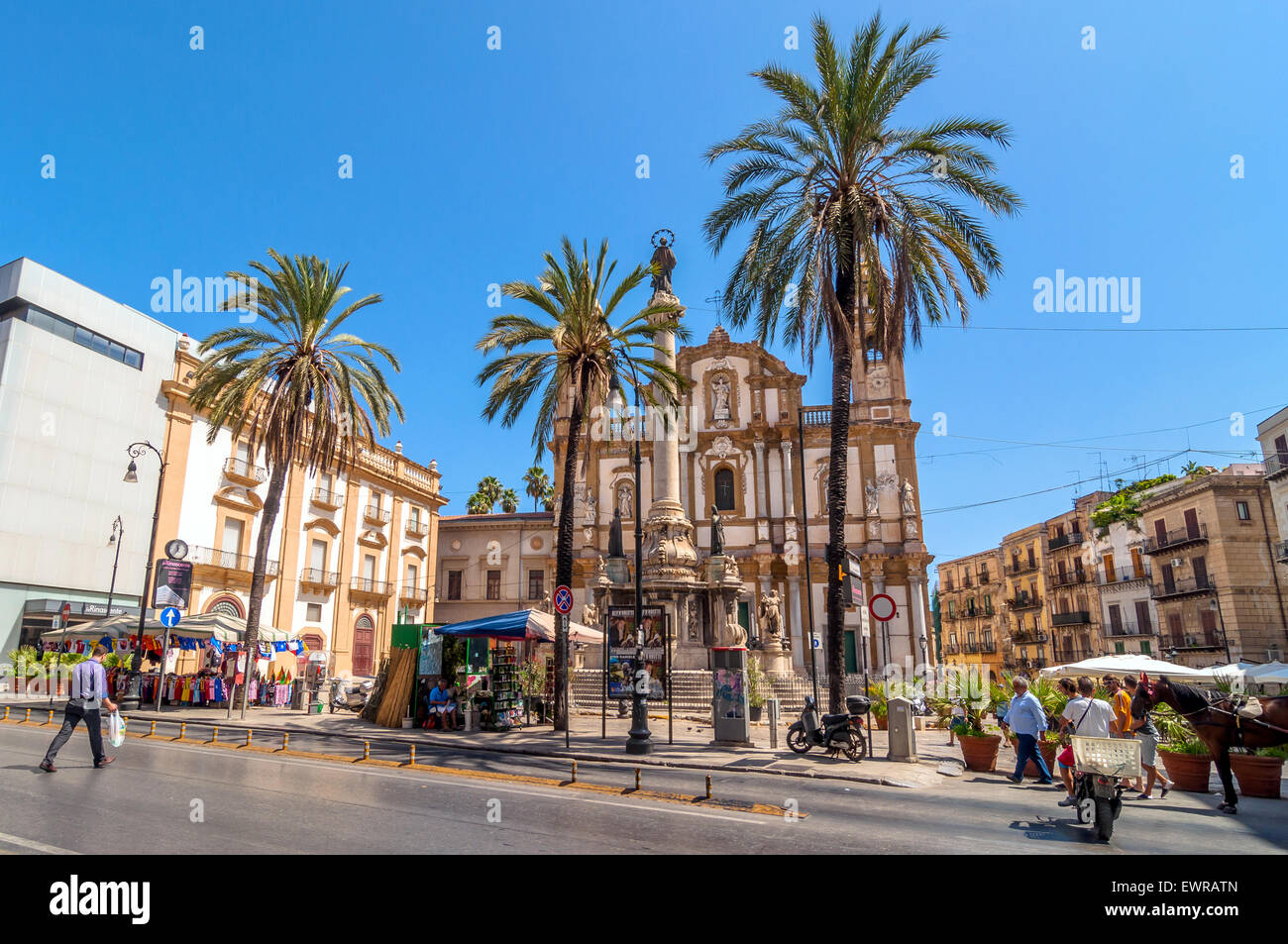 PALERMO, Italia - Agosto 16, 2014: los turistas en la plaza e iglesia de San Domenico en Palermo, Italia. Foto de stock