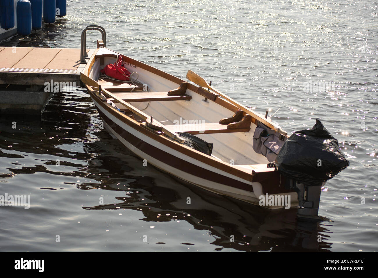 Pequeña fila en bote sobre el Río Shannon por Carrick-On-Shannon Co. de Leitrim, Irlanda. Con el sol brillando a través del agua Foto de stock