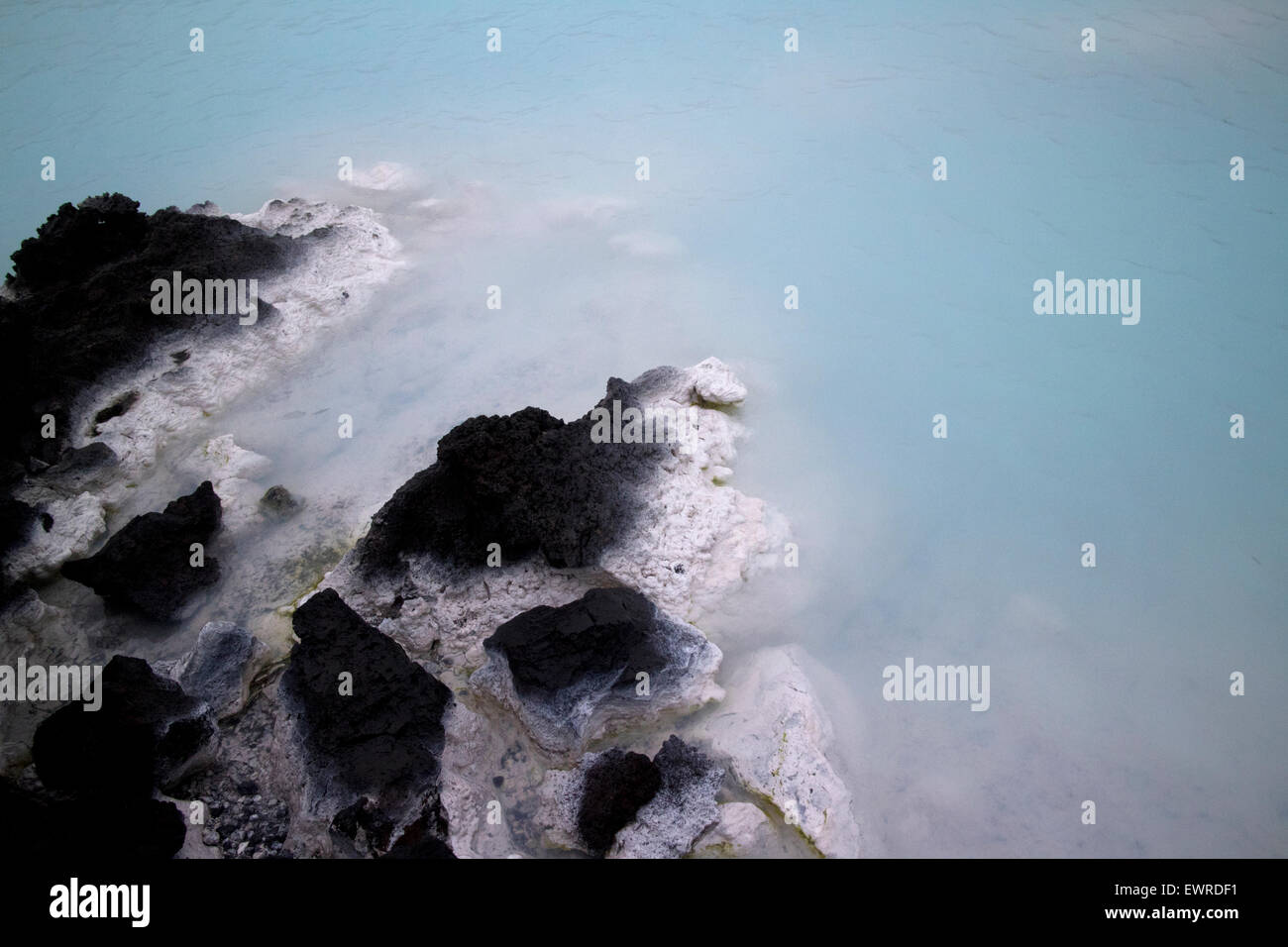Depósitos de sílice sobre la roca los bordes de la laguna azul de Islandia Foto de stock