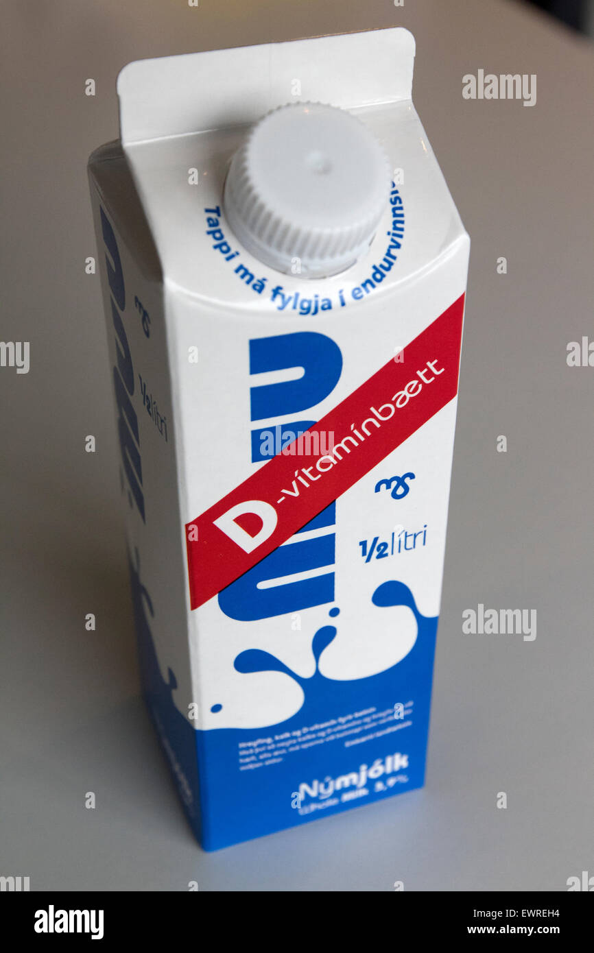 Grasa de leche completa islandesa con vitamina D Foto de stock