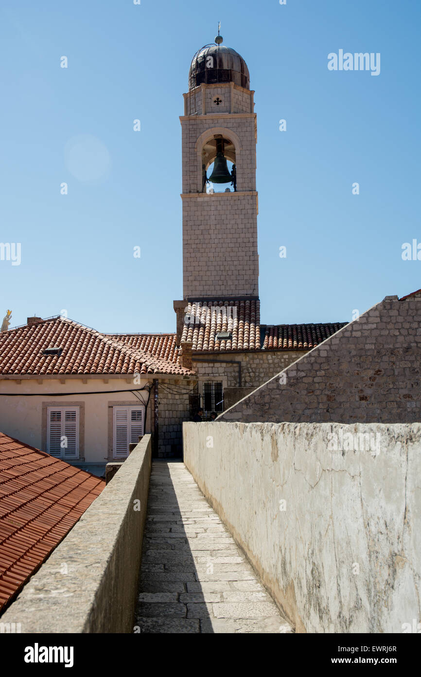 La torre del reloj y la pared, en el casco antiguo de la ciudad de Dubrovnik, Croacia Foto de stock