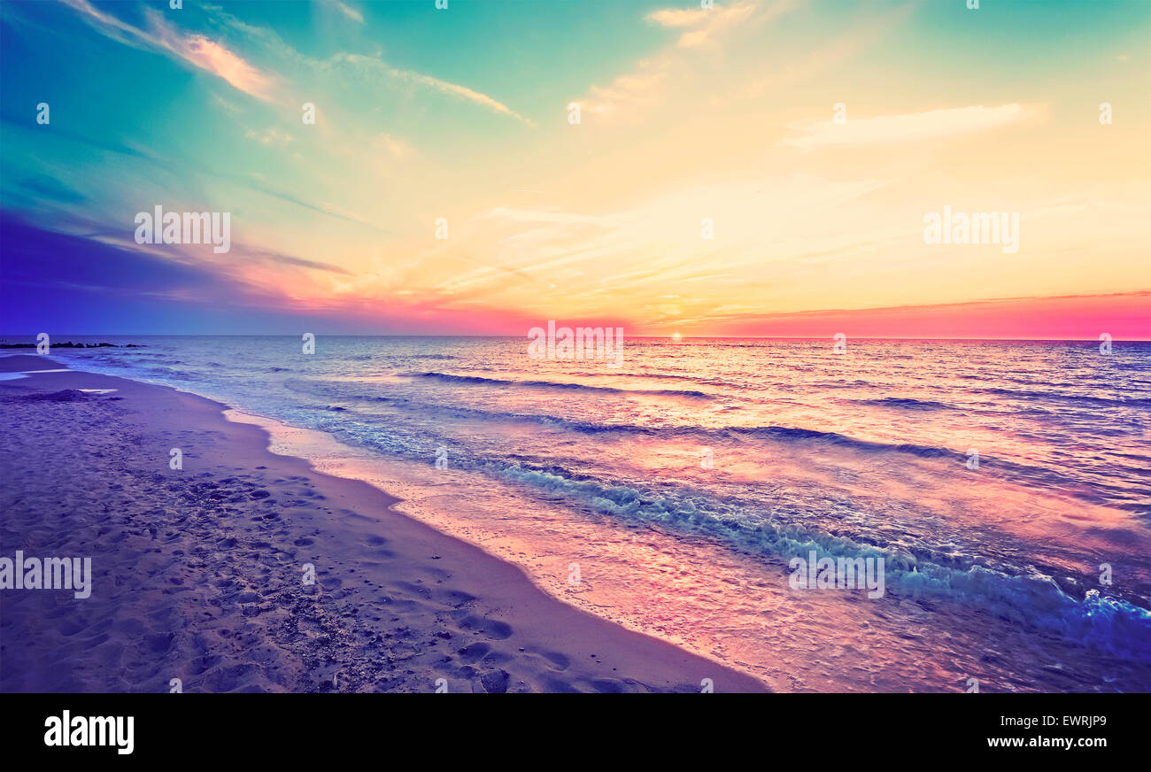 La mágica puesta de sol sobre la costa del Mar Báltico, Miedzyzdroje en Polonia. Foto de stock
