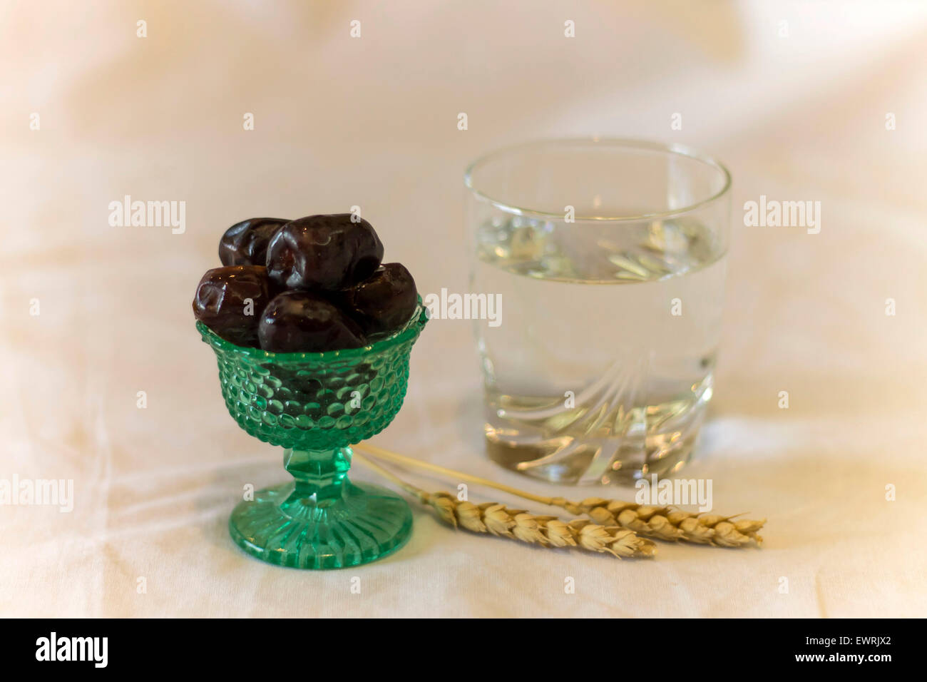 Iftar vaso de agua negra y fechas Foto de stock