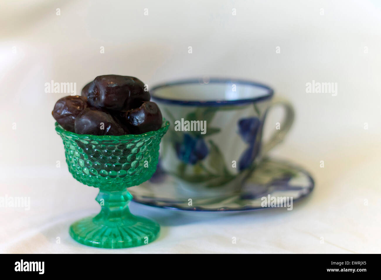 Iftar taza de té negro y fechas Foto de stock
