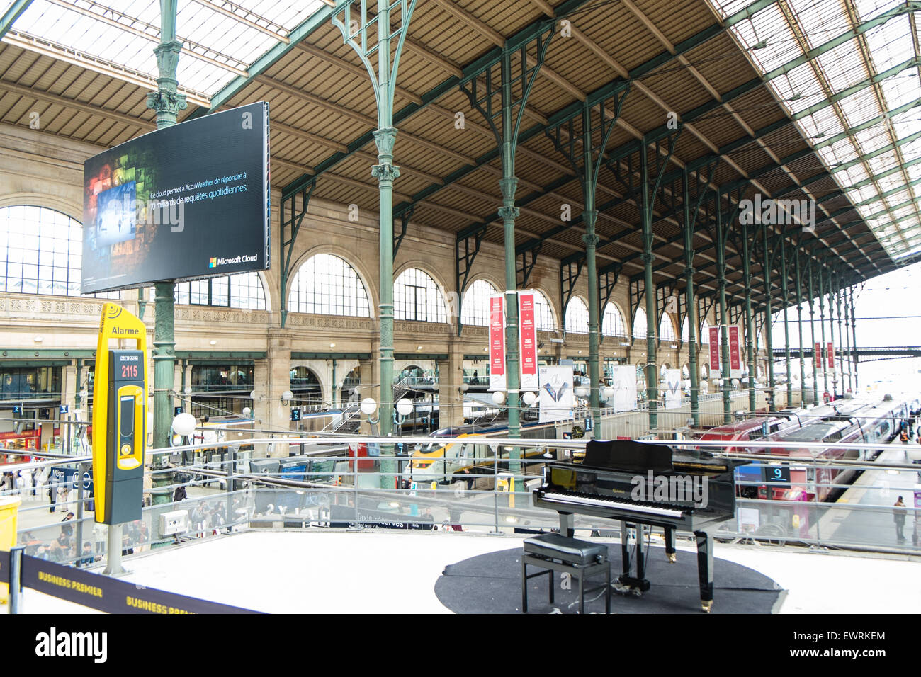 Piano en Gare du Nord,terminal Eurostar,estación de tren,París,Francia Foto de stock