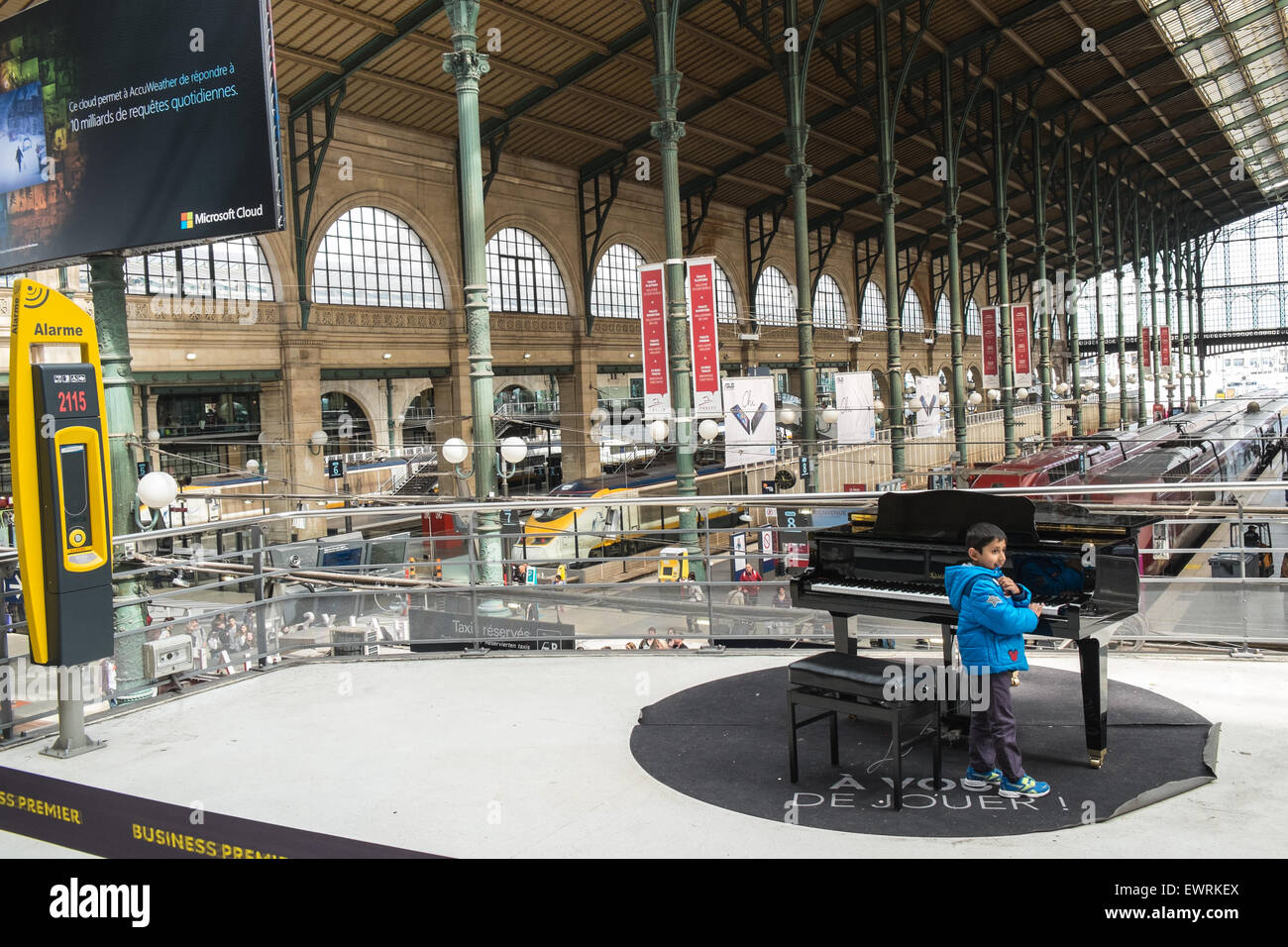 Piano en Gare du Nord,terminal Eurostar,estación de tren,París,Francia Foto de stock