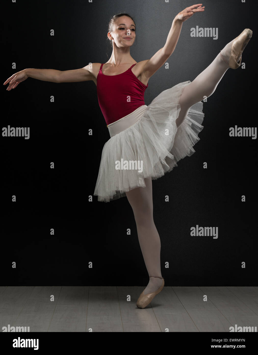 Mujer hermosa bailarina de ballet aislado sobre un fondo blanco. Bailarina  está vistiendo un leotard negro, rosa medias, Pointe zapato Fotografía de  stock - Alamy