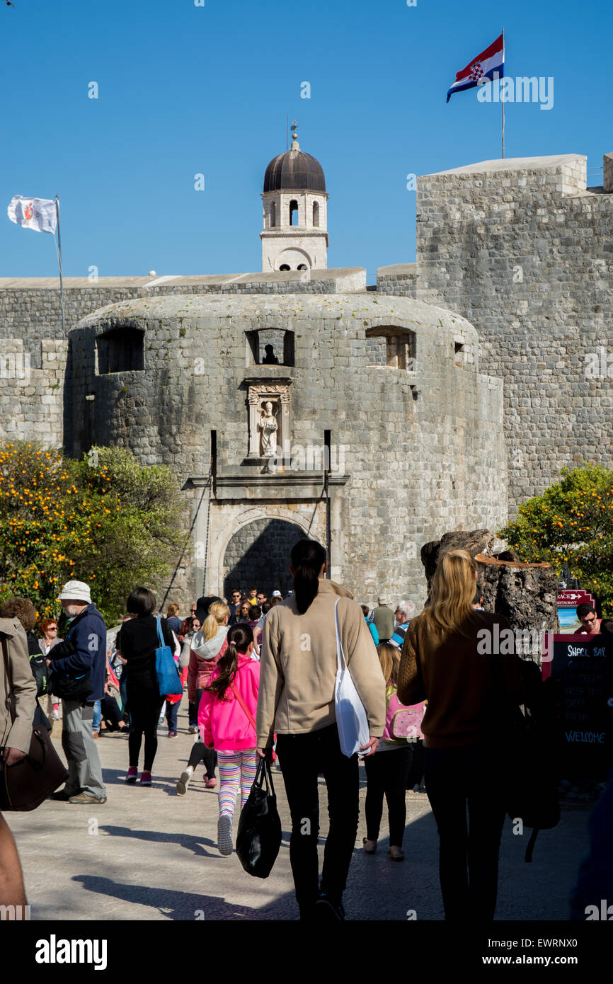 La puerta pile con torre monasterio dominicana,ciudad vieja de Dubrovnik, Croacia Foto de stock