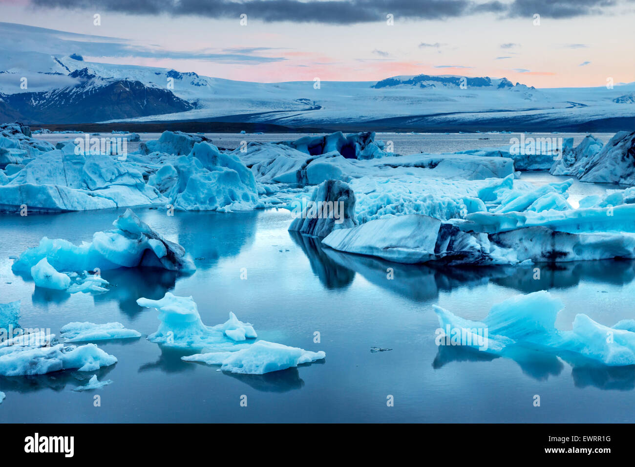 La Laguna glaciar Jokulsarlon en Islandia durante una brillante noche de verano Foto de stock