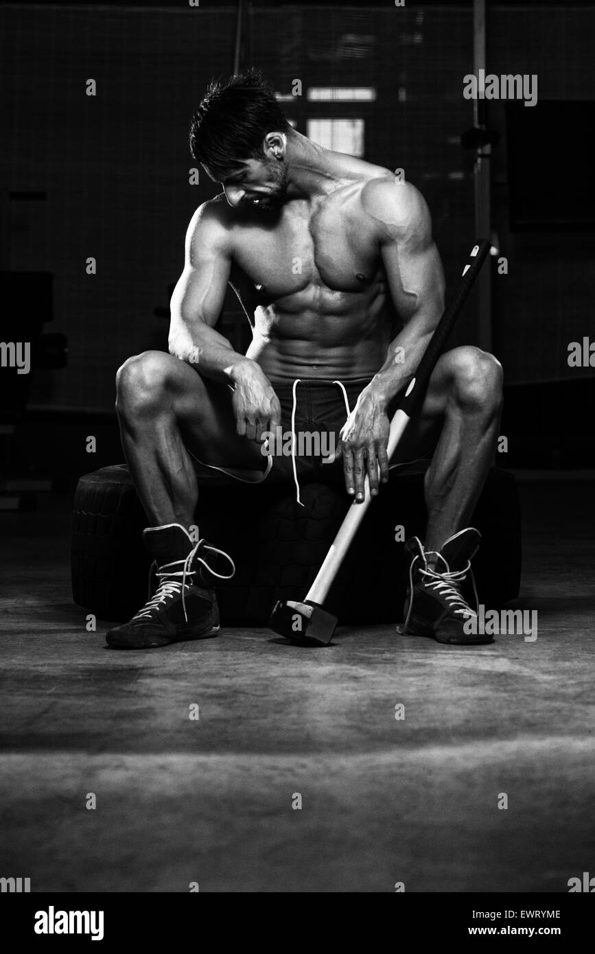Hombre musculoso a punto de golpear Imágenes de stock en blanco y negro -  Alamy