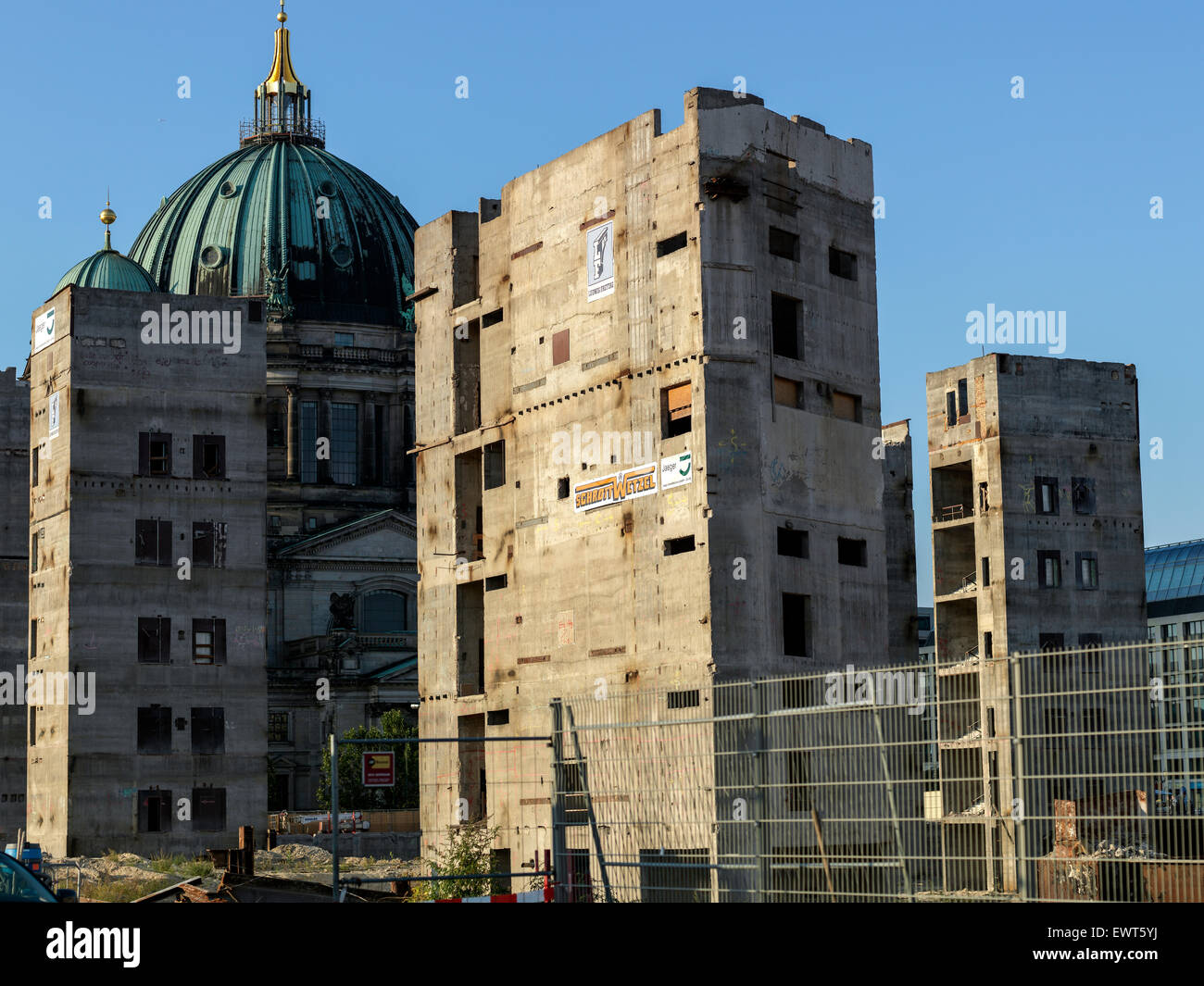 Resto de la demolida Palast der Republik en Berlín, la antigua RDA Volkskammer. Marco podrido visible. Formato medio digital. Foto de stock