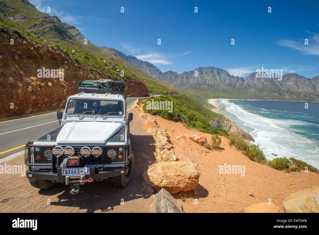 Gordon's Bay, Sudáfrica - Land Rover Defender por la costa Foto de stock