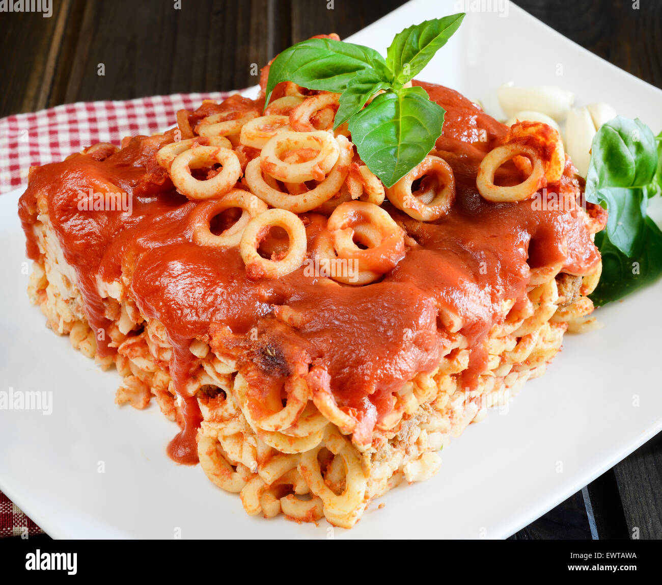 Pequeños anillos de pasta siciliana con aceite de oliva y alcaparras  tomates Fotografía de stock - Alamy