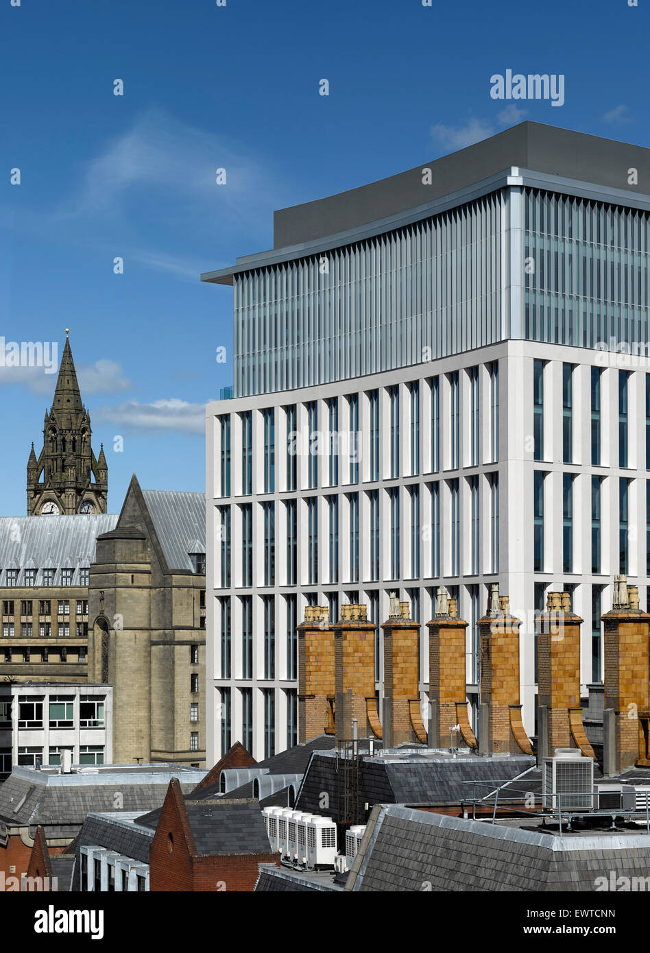 Ver elevados a través de las chimeneas. Una plaza de San Pedro, en Manchester, Reino Unido. Arquitecto: Glenn Howells Architects, 2015. Foto de stock
