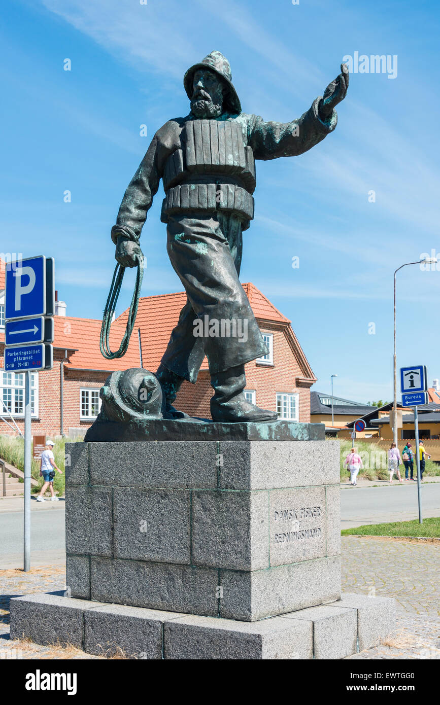 Socorrista y pescador danesa (Dansk Fisker og Redningsmand) estatua en waterfront, Skagen, Región Norte de Jutlandia, Dinamarca Foto de stock