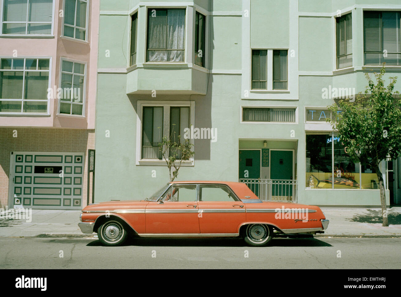 Estilo retro coche en la calle de San Francisco, California, con casas de estilo art deco por detrás. Foto de stock