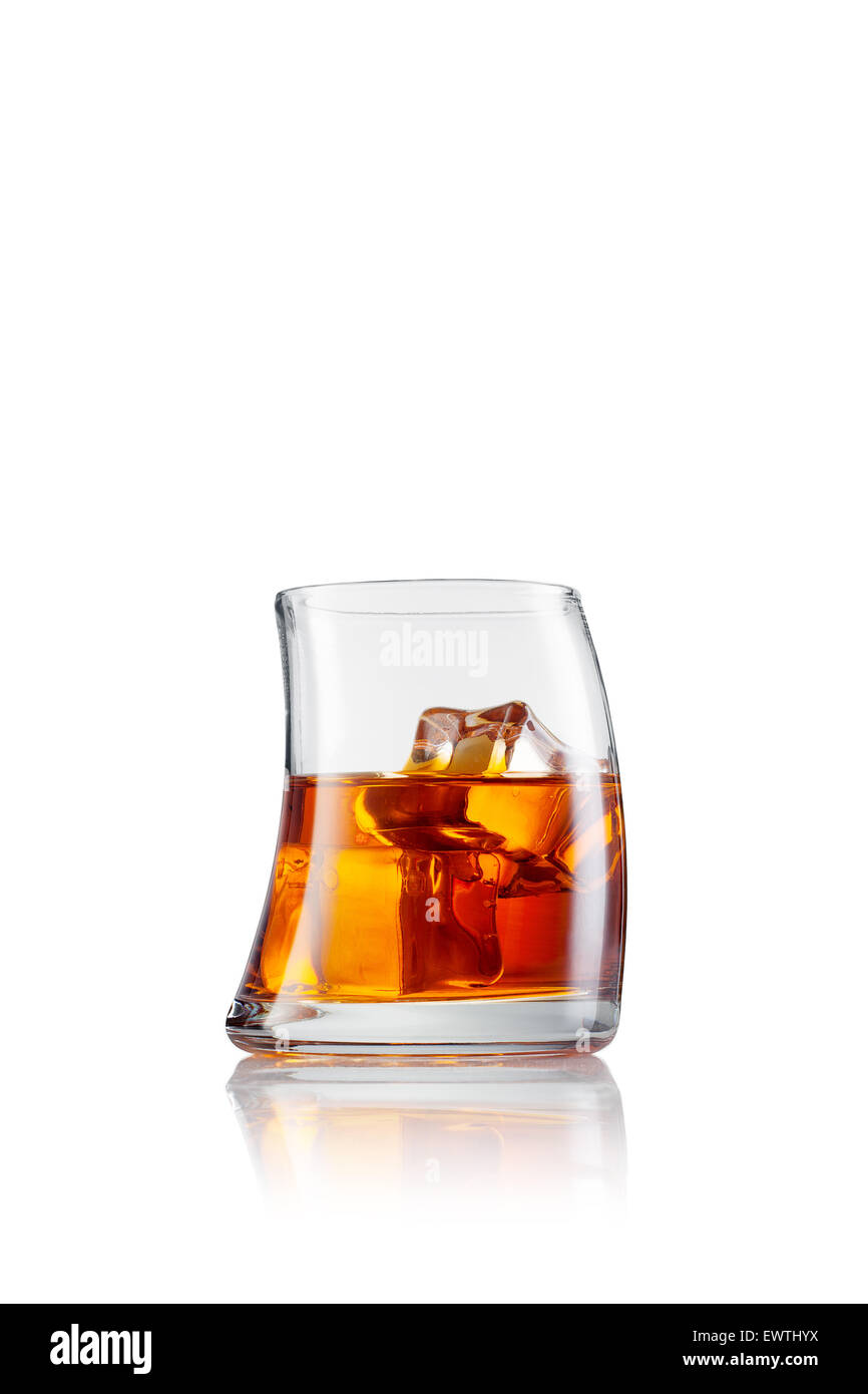 Vista de cerca del cristal con el whiskey en blanco volver Foto de stock