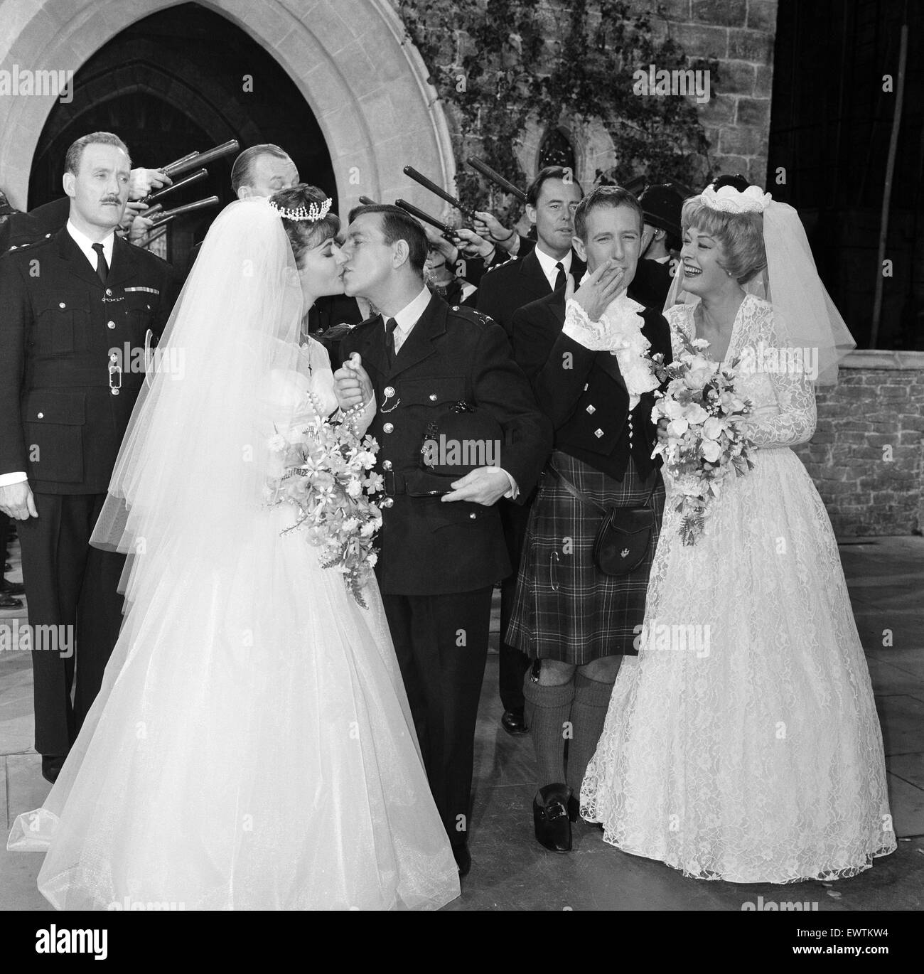 Norman sabiduría 'marries' estrella de cine Jennifer Jayne, en Pinewood Studios. Fue una doble boda, junto a Ronnie Stevens y su novia Eleanor Summerfield, para su nueva película "En el tiempo". El 16 de agosto de 1962. Foto de stock