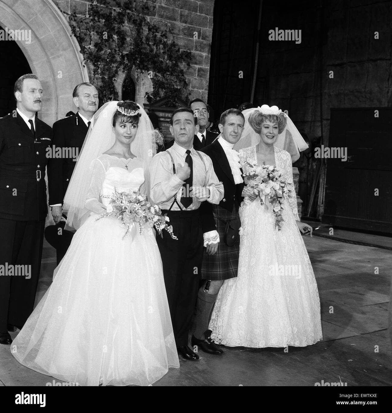 Norman sabiduría 'marries' estrella de cine Jennifer Jayne, en Pinewood Studios. Fue una doble boda, junto a Ronnie Stevens y su novia Eleanor Summerfield, para su nueva película "En el tiempo". El 16 de agosto de 1962. Foto de stock