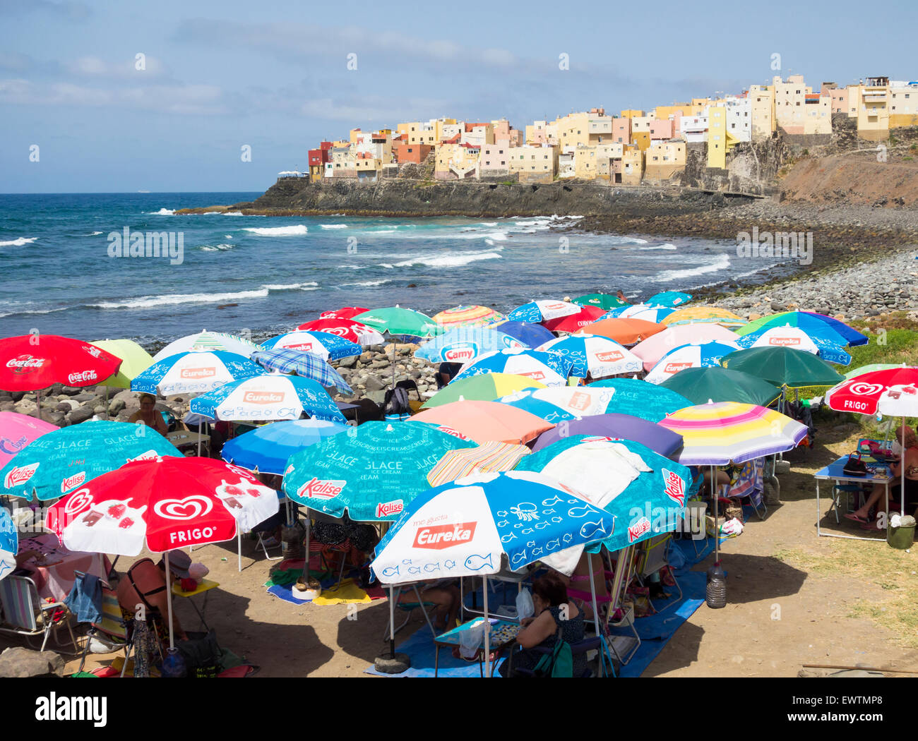 Las Mujeres Espanolas Ancianos Jugando A Las Cartas Y Bingo Bajo Las Sombrillas En La Costa Norte De Gran Canaria Islas Canarias Espana Fotografia De Stock Alamy