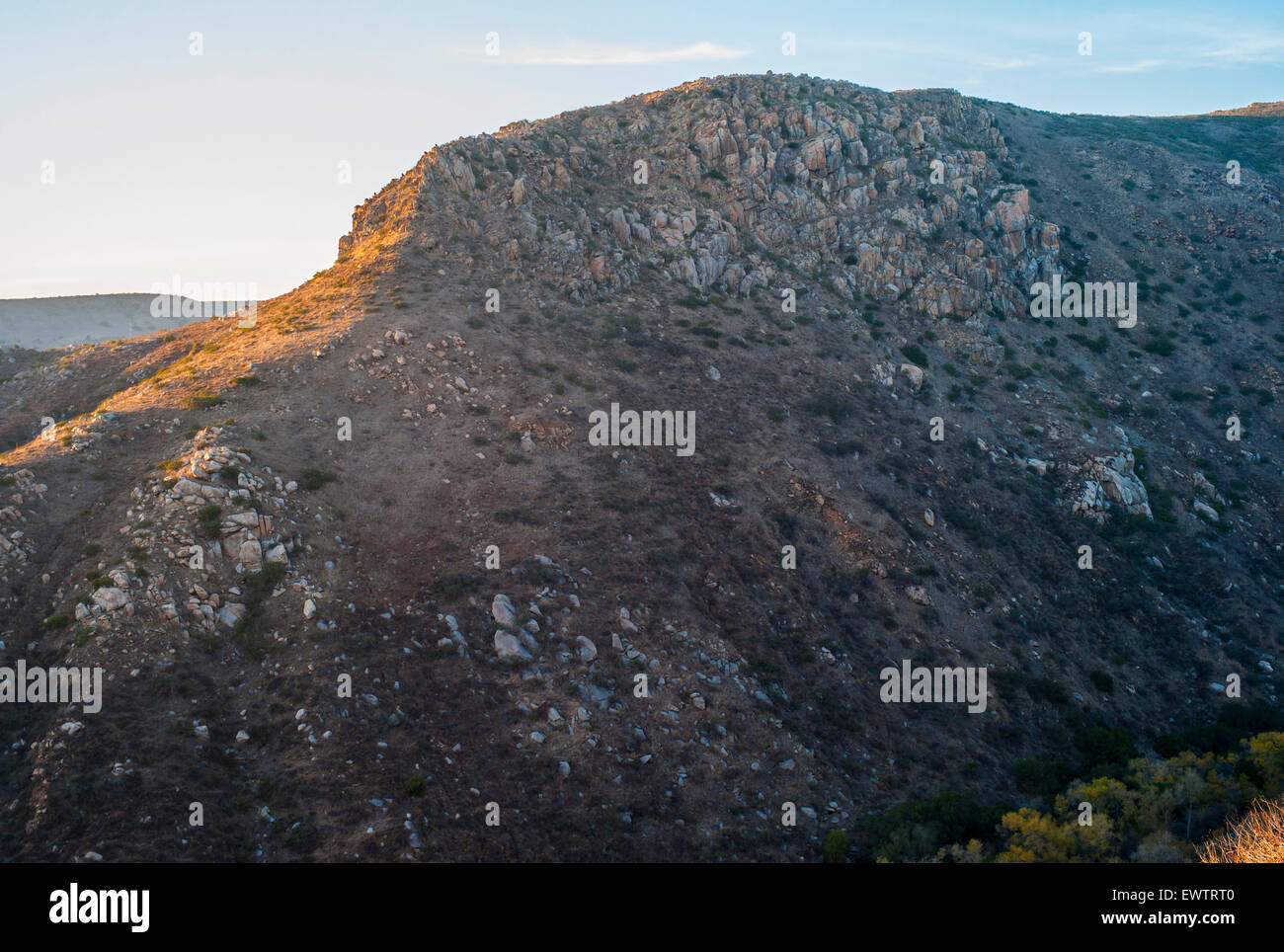 Puesta de sol sobre colinas rocosas en Mission Trails regional park, en San Diego, California. Foto de stock