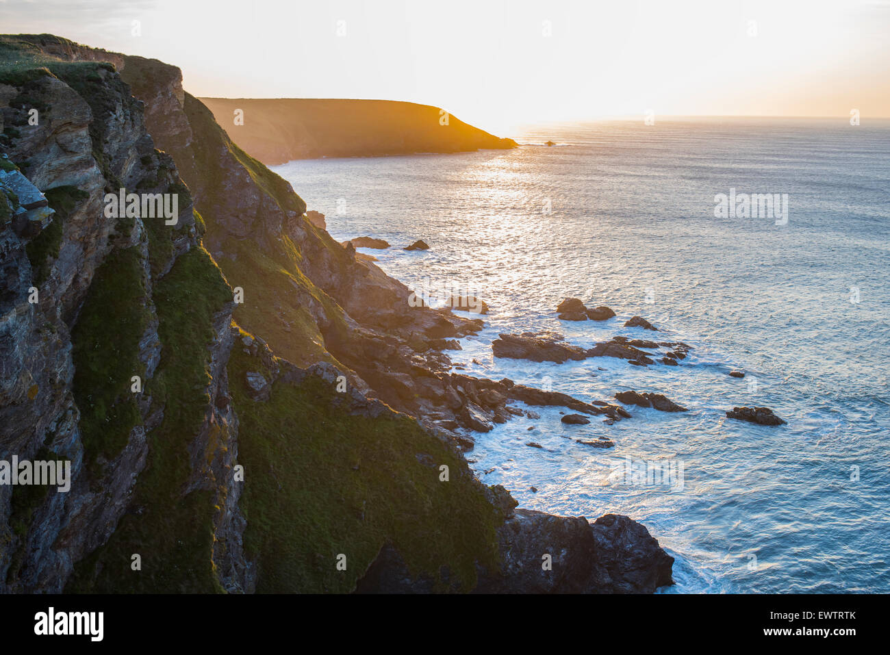 Puesta de sol en el océano atlántico norte desde acantilados en el norte de Cornwall. Foto de stock