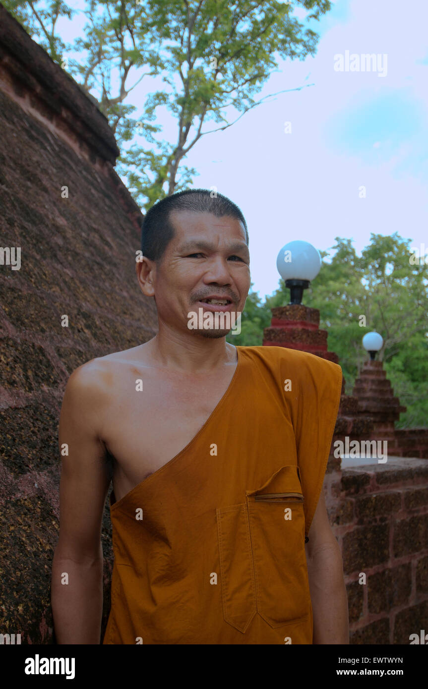 Monje budista en un templo de Wat Neramit Wipatsana, distrito de Dan Sai, provincia Loei, Tailandia Foto de stock