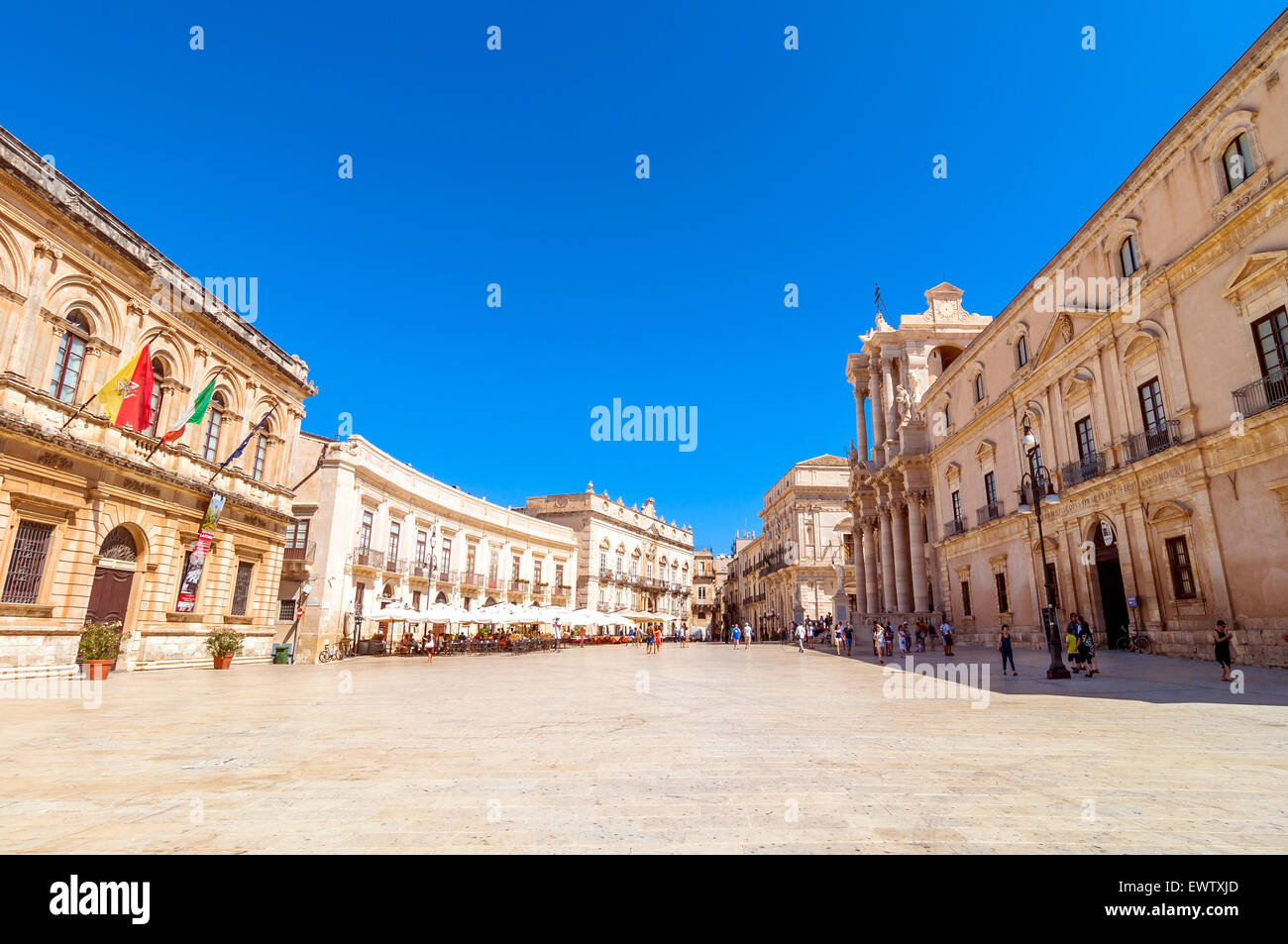 Siracusa, Italia - Agosto 16, 2014: los turistas y lugareños visitar la plaza principal Piazza del Duomo en Ortigia, Siracusa, Italia. Foto de stock