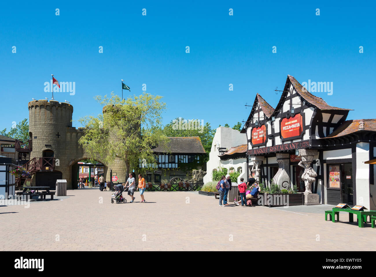 La plaza del mercado, Chessington Mundo de Aventuras, el Parque Temático Chessington, Surrey, Inglaterra, Reino Unido Foto de stock