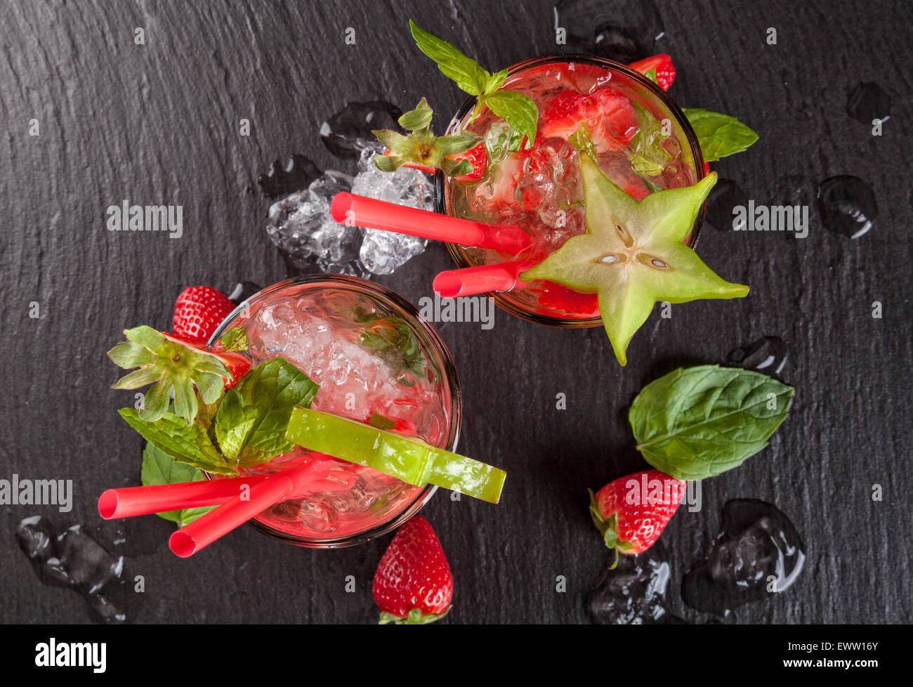 Mojito bebidas servidas en piedra negra Foto de stock