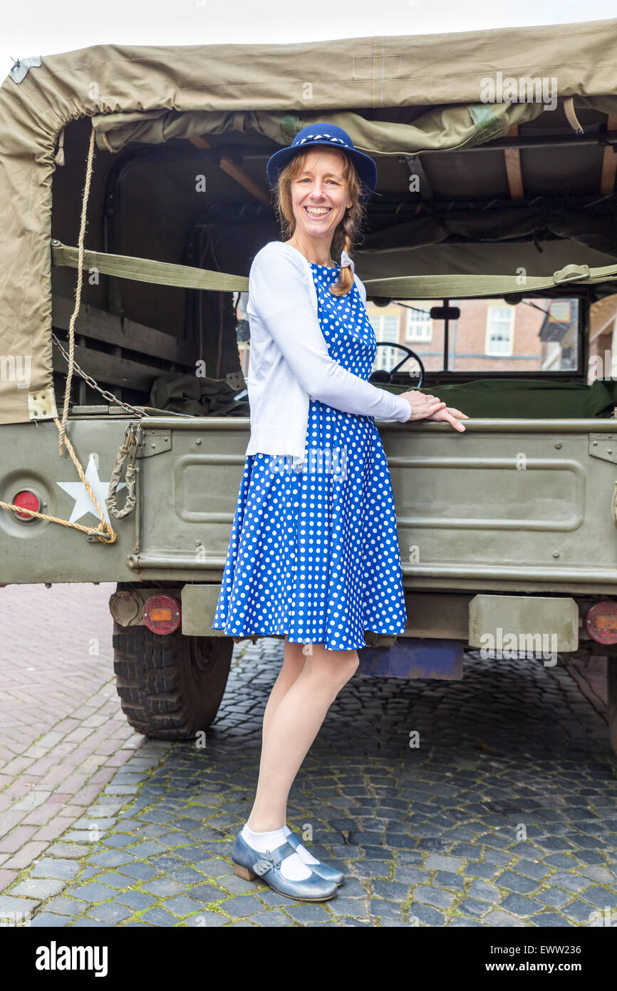 Unión mujer de mediana edad vestida con ropa azul posando contra jeep  militar Fotografía de stock - Alamy