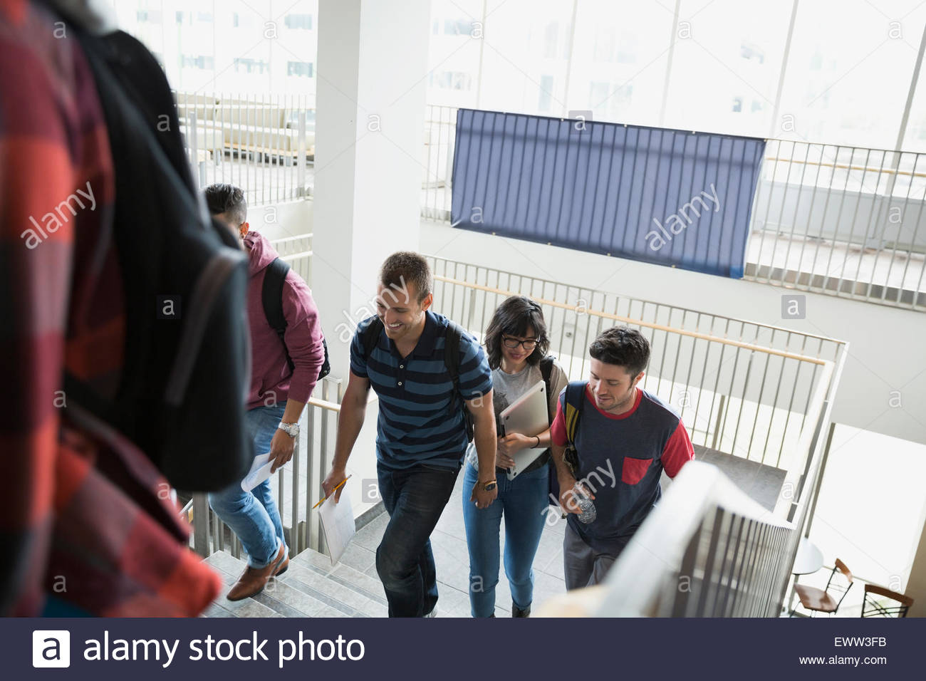 Los estudiantes universitarios subiendo escaleras Foto de stock