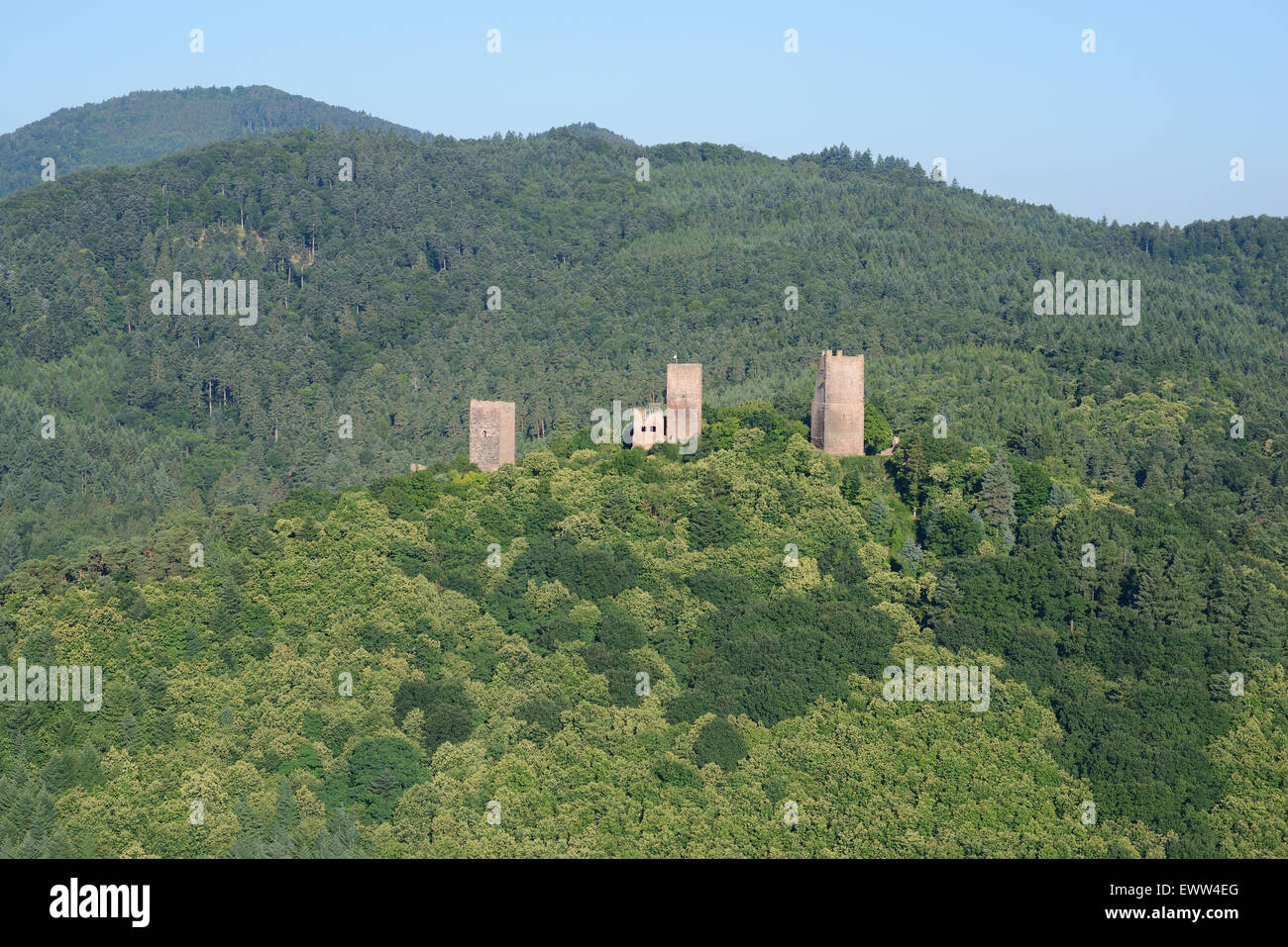 VISTA AÉREA. Castillos de Haut-Eguisheim. De izquierda a derecha; castillos de Dagsbourg, Wahlenbourg y Weckmund. Haut-Rhin, Alsacia, Grand Est, Francia. Foto de stock