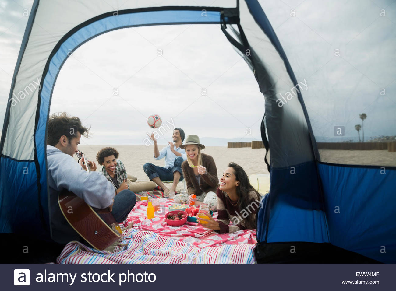 Sus amigos en playa fuera de camping carpa Foto de stock