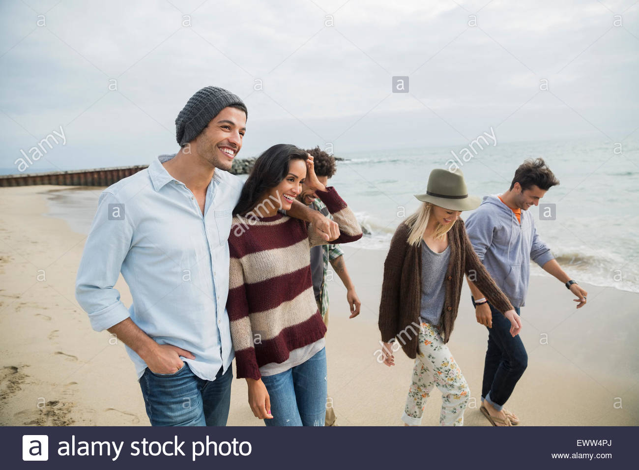Parejas caminando en la playa Foto de stock