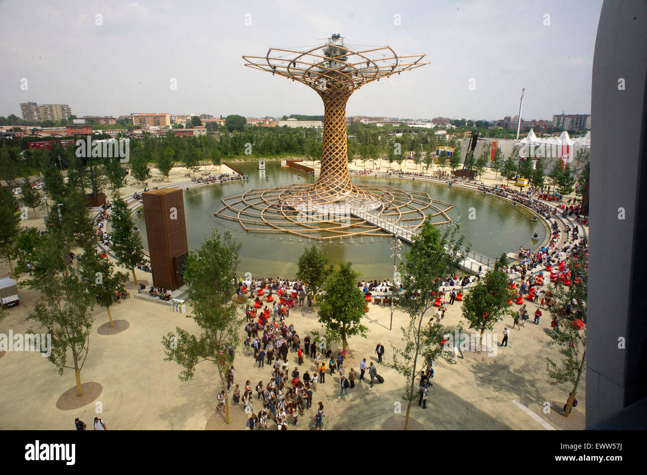 Milán - Italia Palace Expo, Árbol de la vida, el lago de arena, día Foto de stock