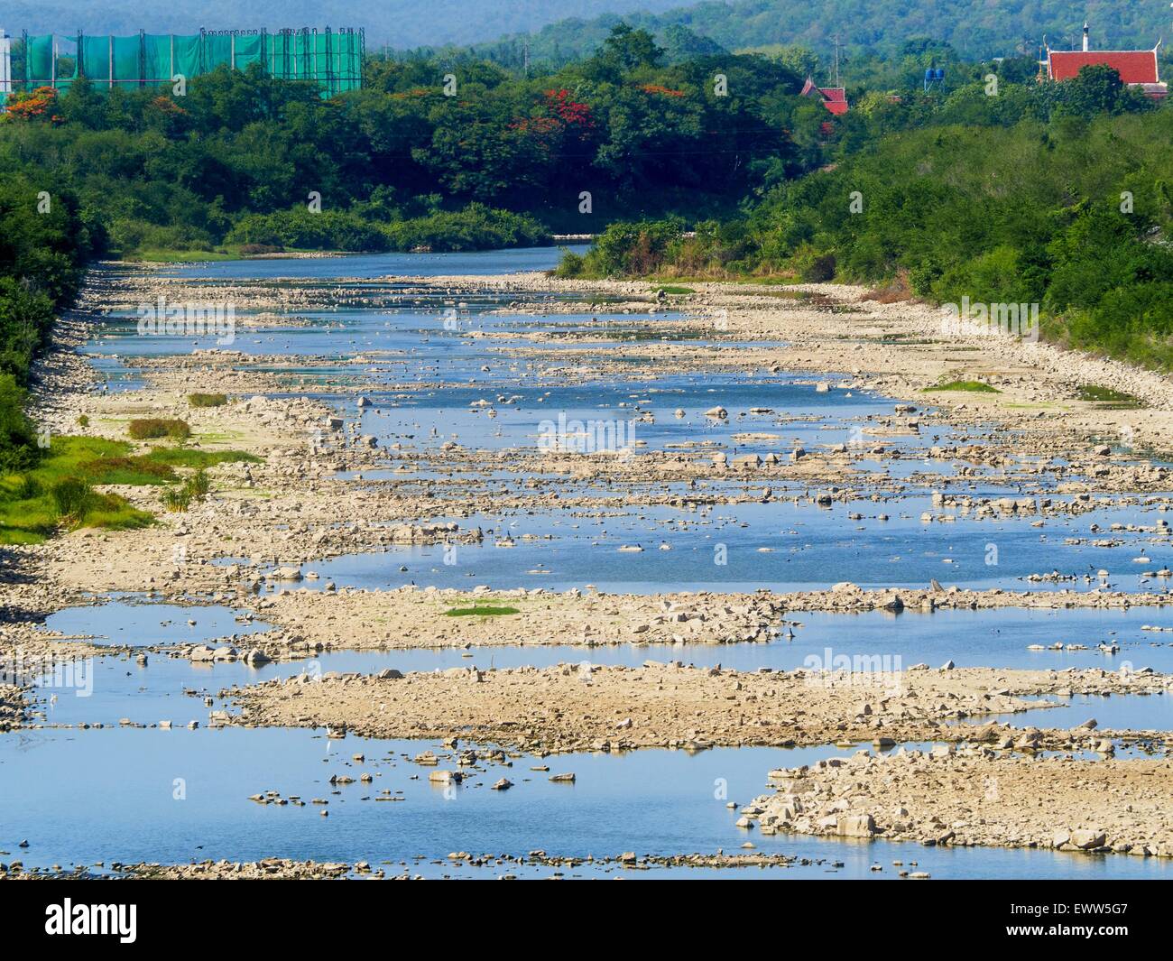 Nong Bua, Lopburi, Tailandia. El 1 de julio de 2015. El principal canal de riego que sale Pa Sak Dam es seco. Normalmente es completamente llena en esta época del año. Tailandia Central está compitiendo con la sequía. Según una estimación, aproximadamente el 80 por ciento de las tierras agrícolas de Tailandia está en condiciones similares a las de la sequía y los agricultores han dicho que dejan de sembrar nuevas siembras de arroz, el principal cultivo comercial del área. Agua en los embalses están por debajo del 10 por ciento de su capacidad, un registro bajo. En algunos depósitos de agua es tan baja, el agua ya no fluye a través de las gradas y en su lugar tiene que ser bombeado fuera del depósito A Foto de stock