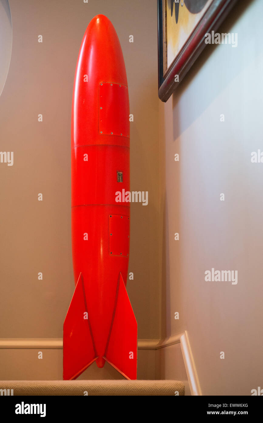 Réplica del cohete rojo en negrita en la escalera de apoyo Foto de stock