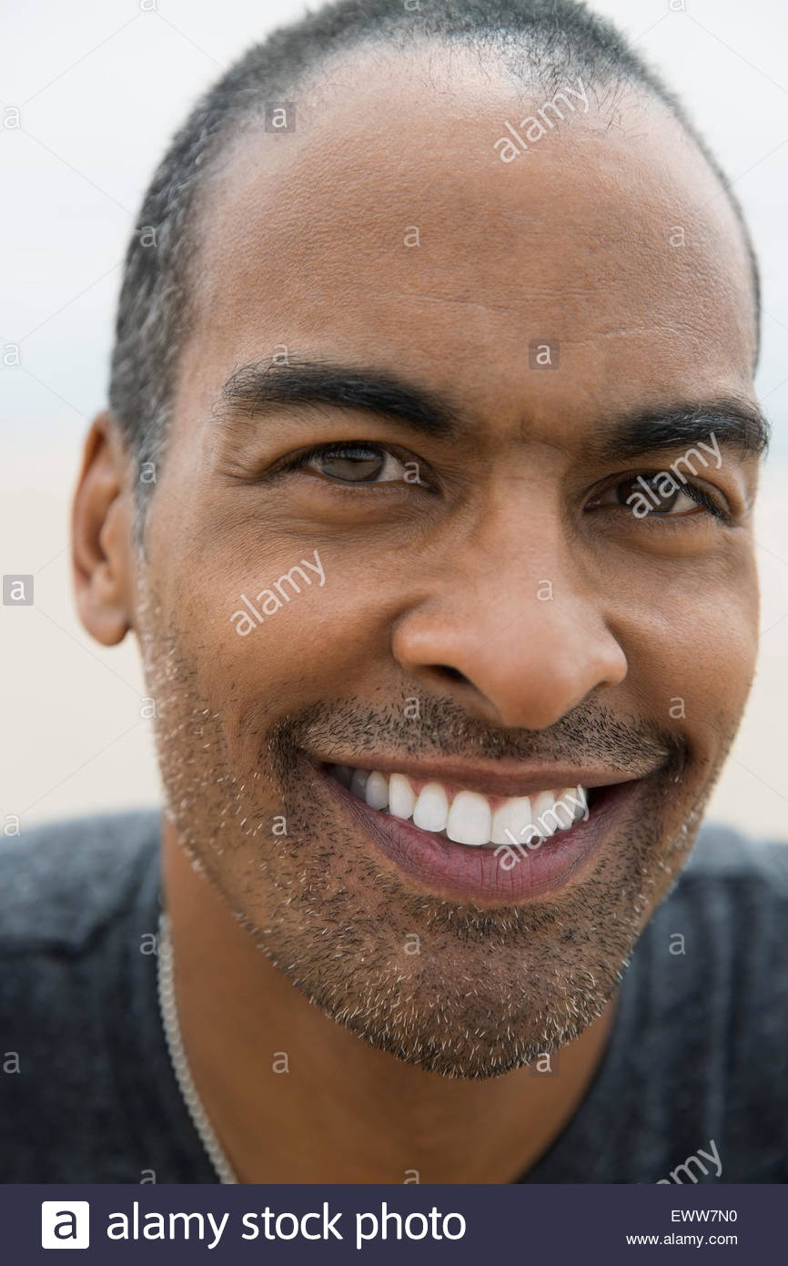 Cerrar retrato hombre sonriente con el rastrojo Foto de stock