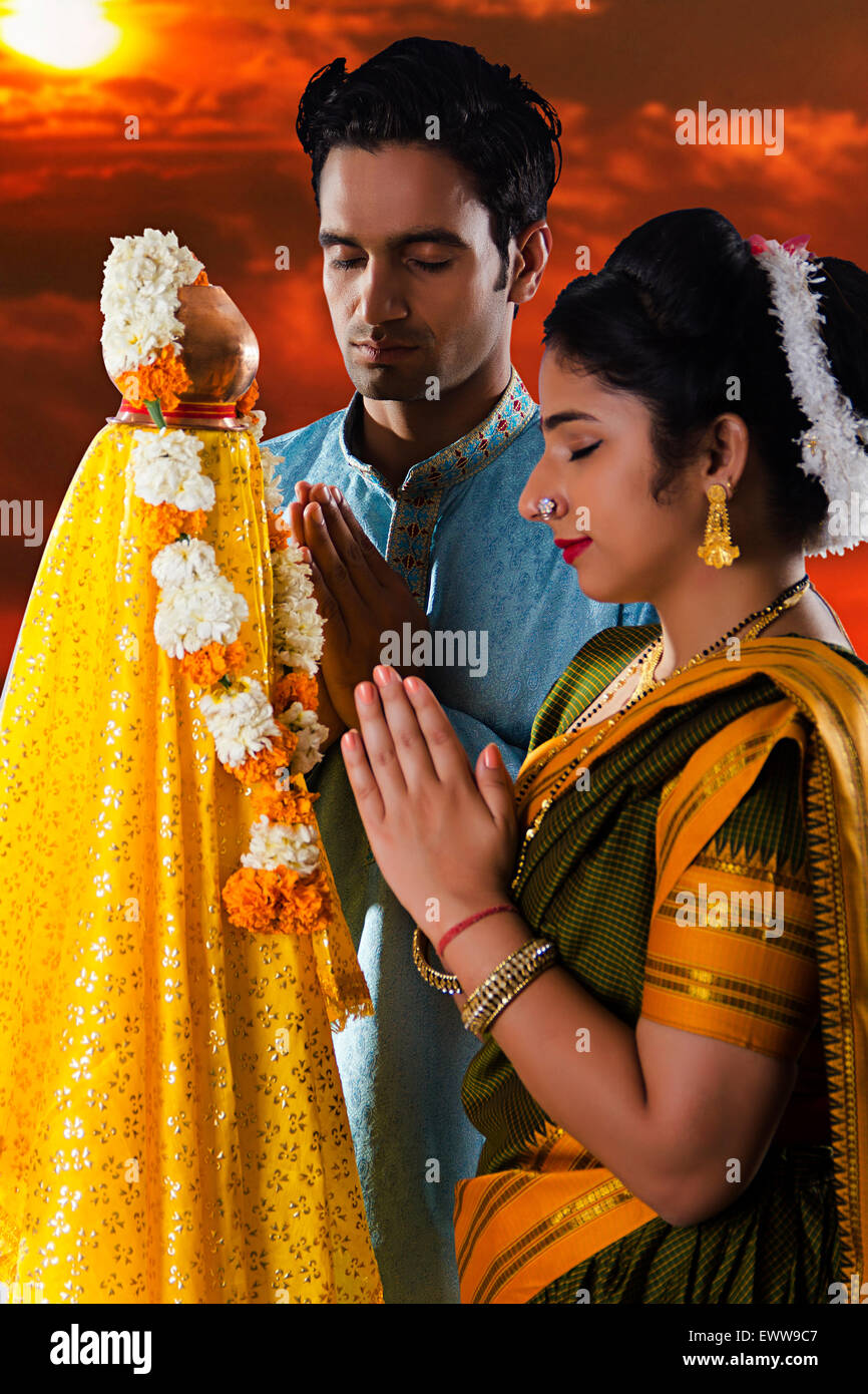El Marathi indio pareja casada Gudi Padwa culto Foto de stock