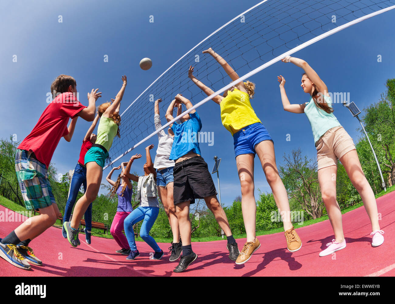Playing volleyball fotografías e imágenes de alta resolución - Alamy
