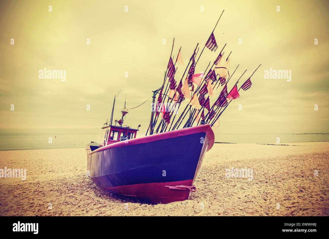 Retro estilo instagram foto de barco de pesca en una playa. Foto de stock