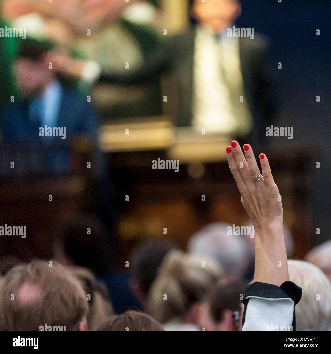 Londres, Reino Unido. El 1 de julio de 2015. Un miembro de la audiencia hace una puja en Sotheby's subasta Noche de Arte Contemporáneo. Las ventas totales de la noche dio cuenta de €130,4 millones ($204.7 millones). Crédito: Stephen Chung / Alamy Live News Foto de stock