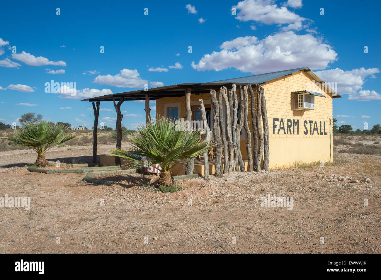 Namibia - granja pequeña cala edificio en el desierto. Foto de stock
