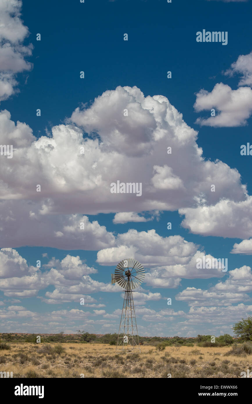 Koes Namibia, Africa - molino de viento en medio del amplio paisaje de Namibia con nubes sobrecarga Foto de stock