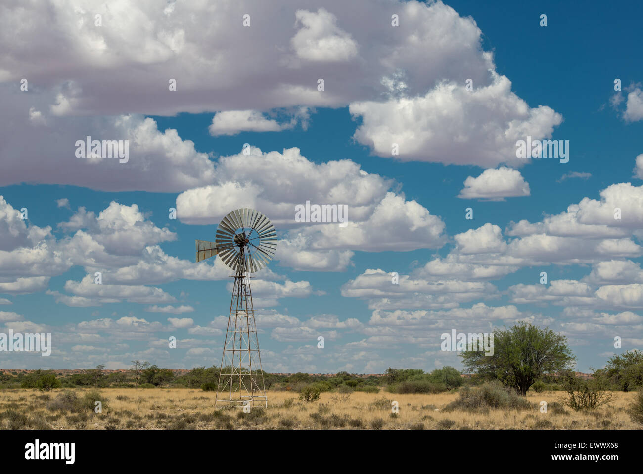 Koes Namibia, Africa - molino de viento en medio del amplio paisaje de Namibia con nubes sobrecarga Foto de stock