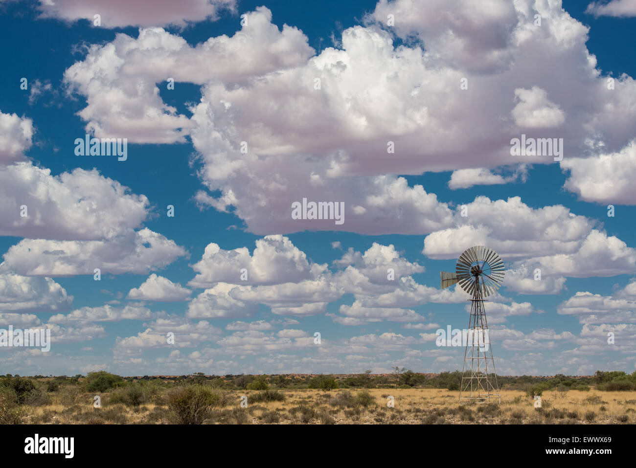 Koes Namibia, Africa - molino de viento en medio del amplio paisaje de Namibia con nubes sobrecarga Foto de stock