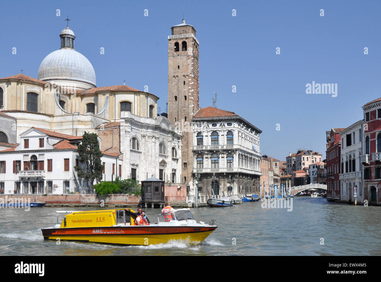 Italia - Venecia - Canale Grande - región Cannaregio - motor de ambulancia de lanzamiento - Venezia - Emergenza on call - pasando por San Geremia Foto de stock